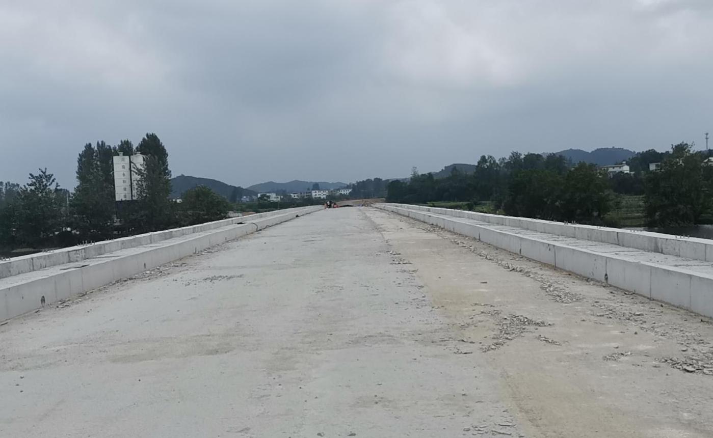 迎難而上?？⒐?鼓足干勁再出發(fā)——集團(tuán)董事長(zhǎng)孔德穩(wěn)對(duì)河川西橋工程進(jìn)行檢查指導(dǎo)