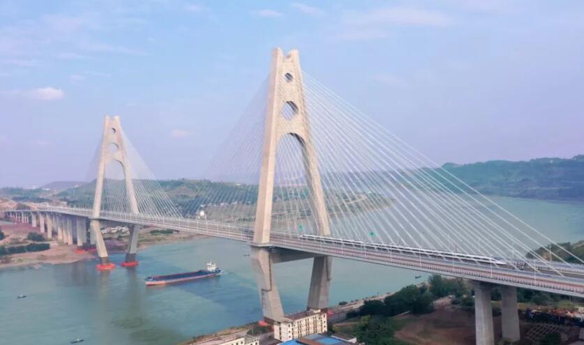 世界首座采用公路和高鐵同層！試驗(yàn)列車駛過臨港公鐵兩用長江大橋